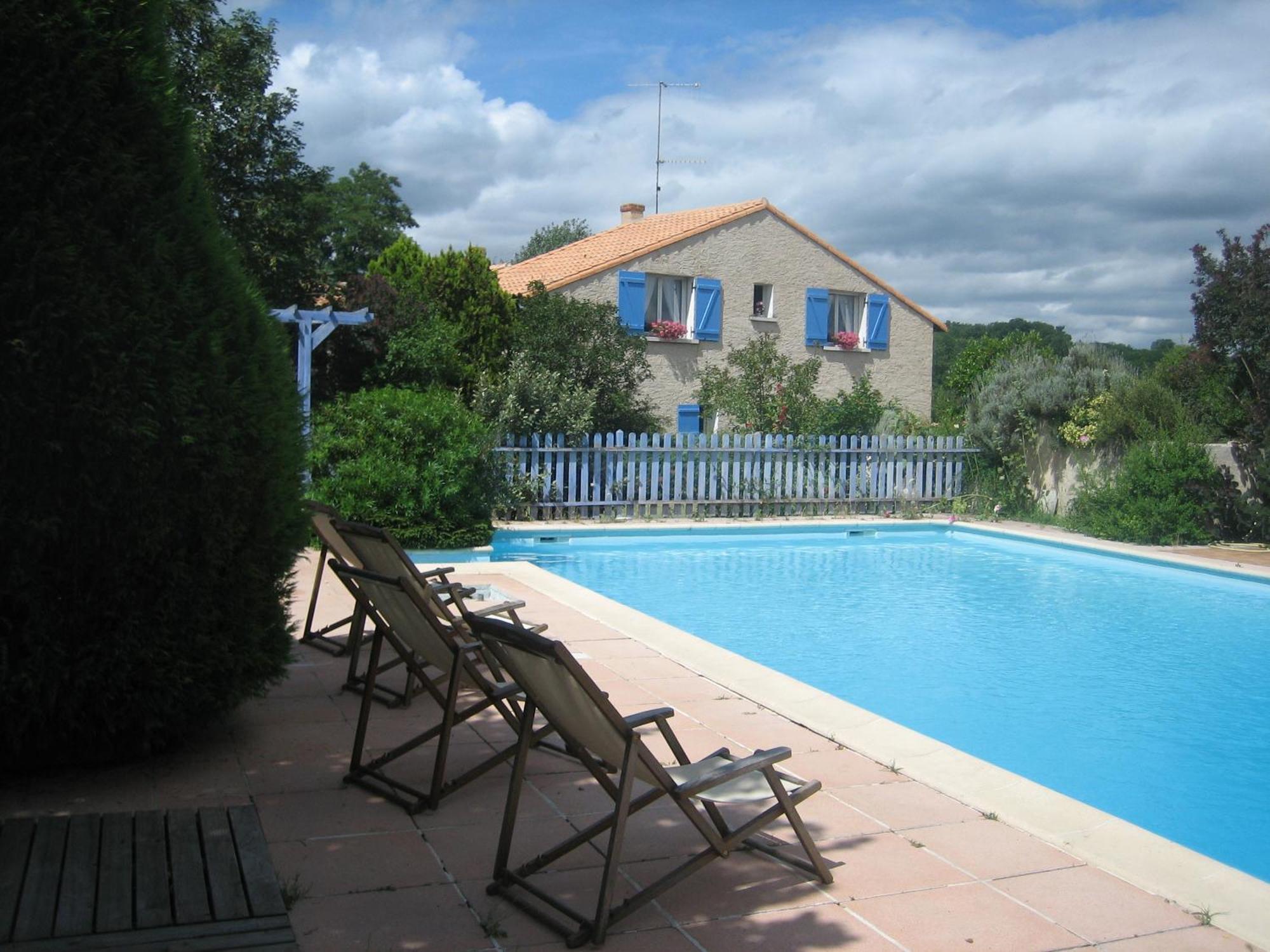 Les Pierres Blanches Bed & Breakfast Bonneuil-Matours Exterior photo